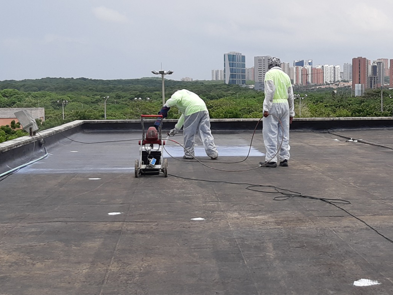 Aplicación de recubrimiento elastómero con refuerzo cerámico en cubiertas del colegio Barranquilla_5