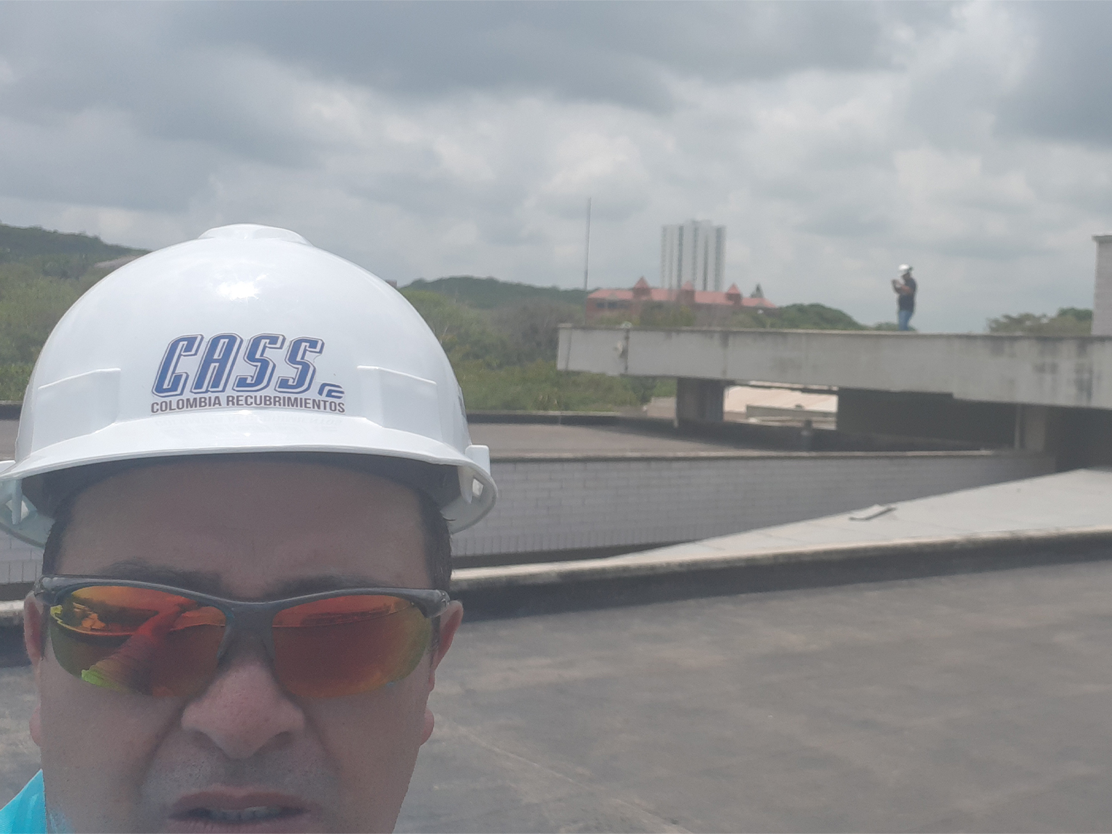 Aplicación de rReparación de fuga en tubería con compuestos cerámicosecubrimiento elastómero con refuerzo cerámico en cubiertas del colegio Barranquilla_5