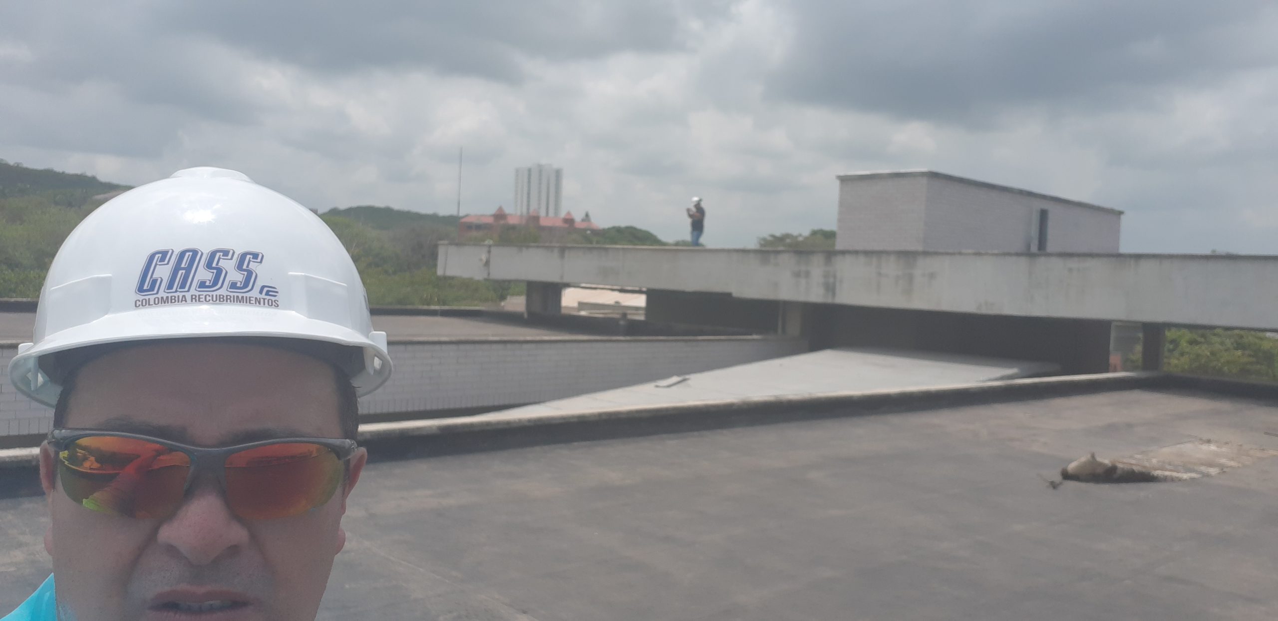 Aplicación de recubrimiento elastómero con refuerzo cerámico en cubiertas del colegio Barranquilla