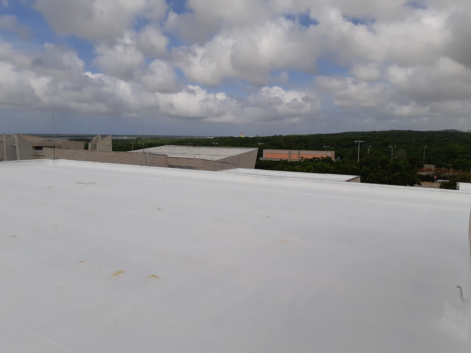 Aplicación de recubrimiento elastómero con refuerzo cerámico en cubiertas del colegio Barranquilla_5