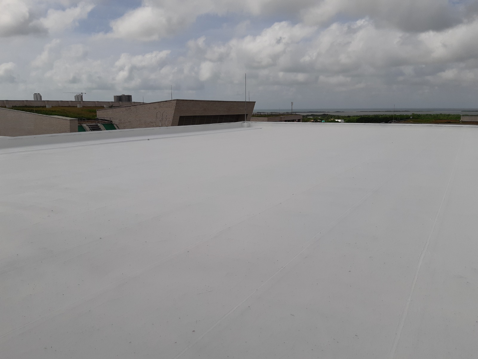 Aplicación de recubrimiento elastómero con refuerzo cerámico en cubiertas del colegio Barranquilla_5