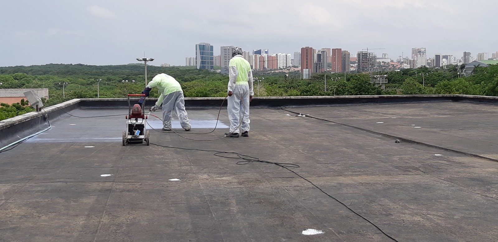Aplicación de recubrimiento elastómero con refuerzo cerámico en cubiertas del colegio Barranquilla_2