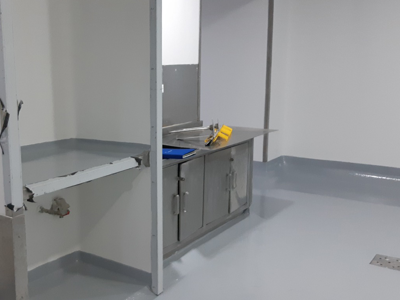 Recubrimiento antiácido para techo, paredes y piso de área de sanitización