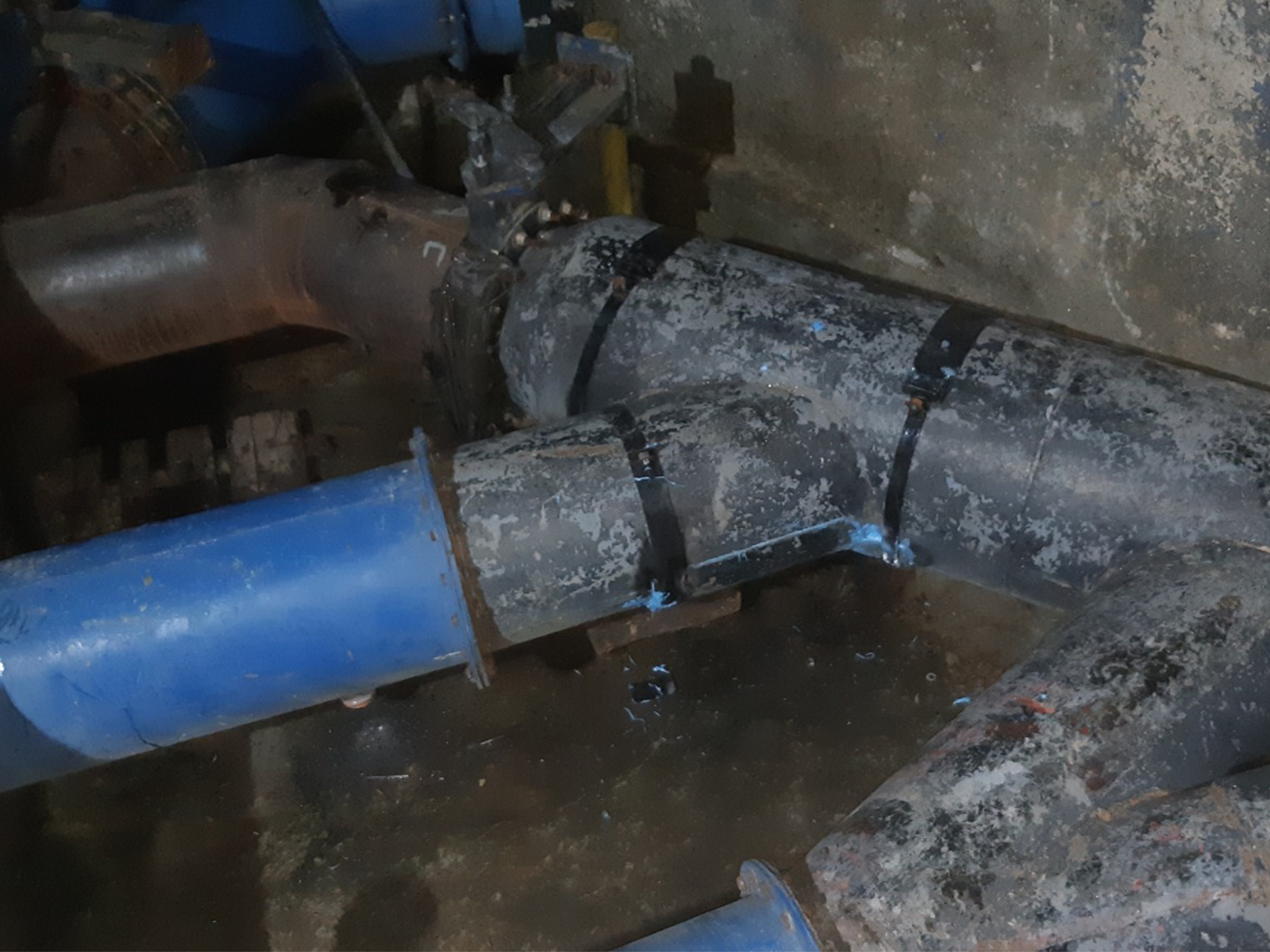 Reparación de fuga en tubería con compuestos cerámicos