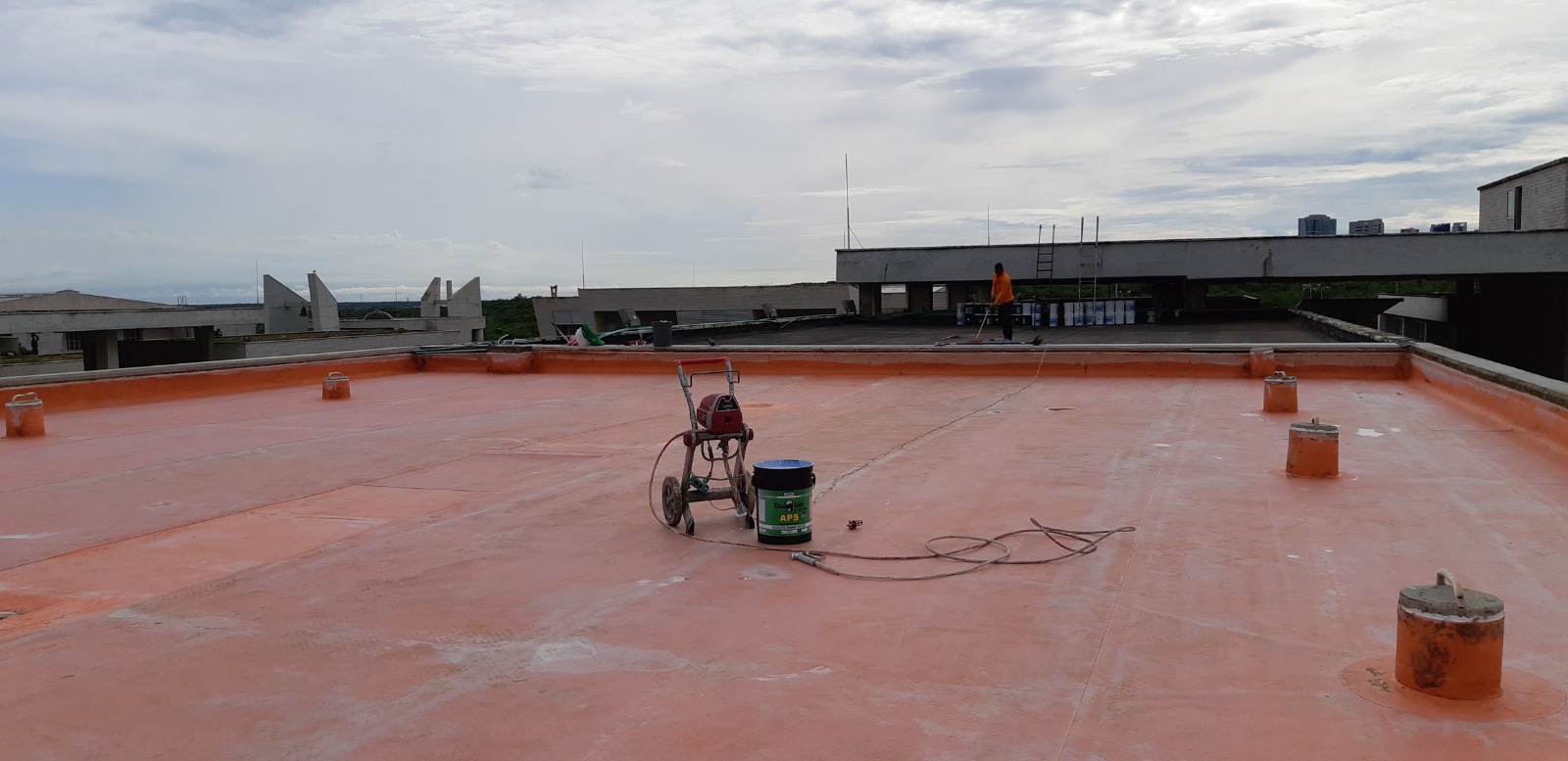 Aplicación de recubrimiento elastómero con refuerzo cerámico en cubiertas del colegio Barranquilla_4