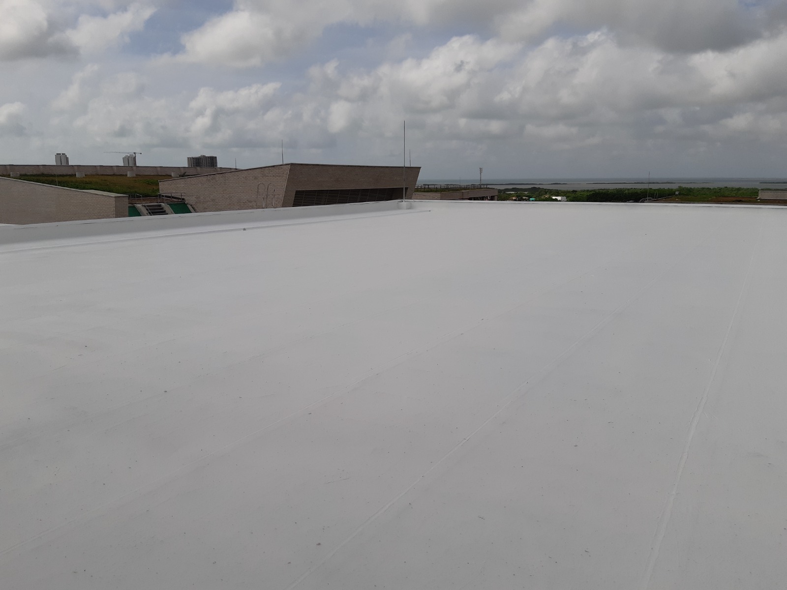 Aplicación de recubrimiento elastómero con refuerzo cerámico en cubiertas del colegio Barranquilla_5